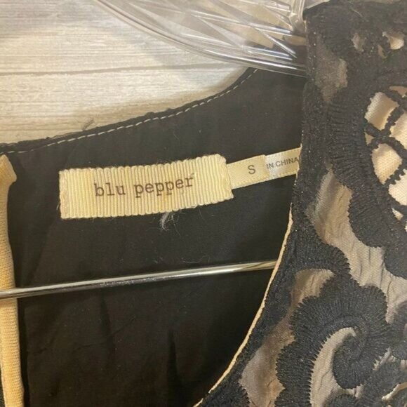 blu pepper Women's Sleeveless Scalloped Hem Black Floral Lace Mini Dress - Picture 6 of 6